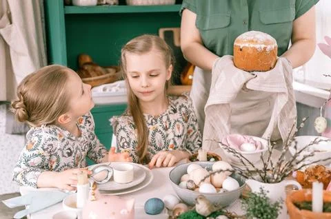 Happy easter holiday time in spring season. family kid girls children sisters Foto stock