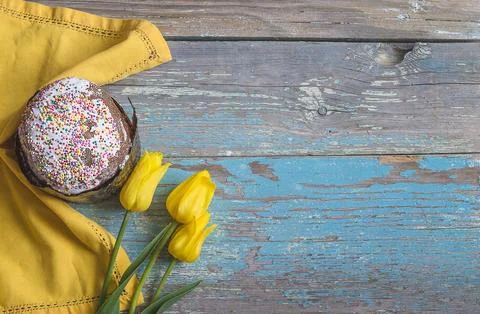 Happy Easter holidays: Easter cake, yellow napkin and bouquet of yellow tul.. Foto stock