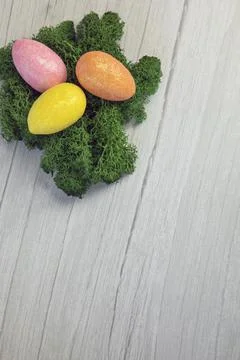 Happy Easter holliday concept, colorful easter eggs with green moss on white Foto stock