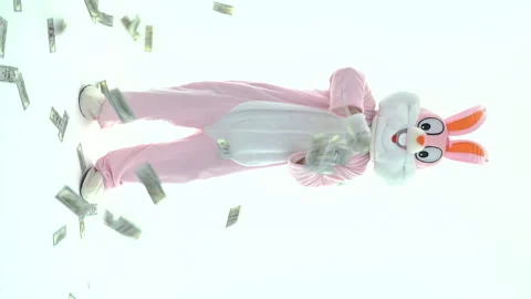 Happy Easter. Man in costume of bunny rabbit hare scattering throwing dollars Vidéo 149626771