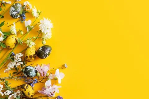 Happy Easter! Modern dyed eggs and spring blossom flat lay with space for t.. Stock Photos