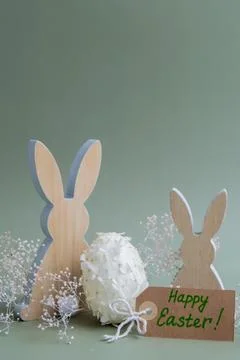 HAPPY EASTER paper note Wooden minimalism low-key bunny decor. Easter egg made 库存照片
