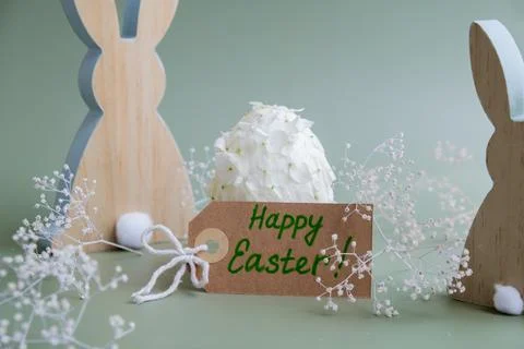 HAPPY EASTER paper note Wooden minimalism low-key bunny decor. Easter egg made 库存照片