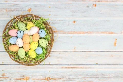 Happy Easter. Pastel colored eggs for Easter in decorated basket Foto stock