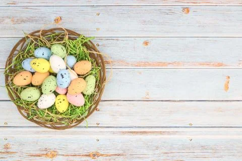 Happy Easter. Pastel colored eggs for Easter in decorated basket Foto stock