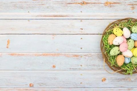 Happy Easter. Pastel colored eggs for Easter in decorated basket Foto stock