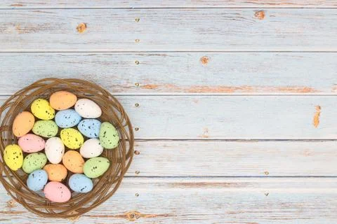 Happy Easter. Pastel colored eggs for Easter in decorated basket Foto stock