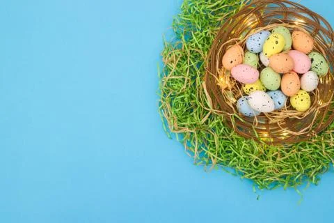 Happy Easter. Pastel colored eggs for Easter in decorated basket Foto stock
