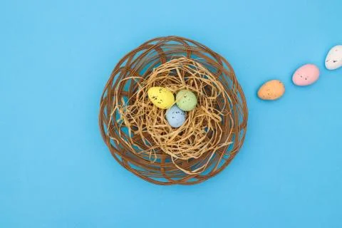 Happy Easter. Pastel colored eggs for Easter in decorated basket Foto stock