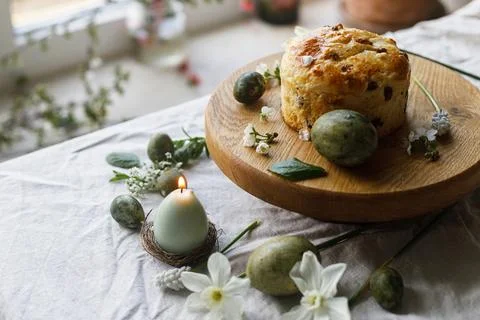 Happy Easter! Stylish dyed eggs, easter cake on wooden stand, spring flower.. 库存照片