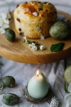 Happy Easter! Stylish dyed eggs, easter cake on wooden stand, spring flower.. Stockfoto's