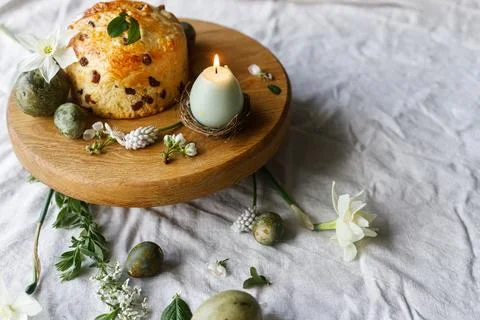 Happy Easter! Stylish dyed eggs, easter cake on wooden stand, spring flower.. 库存照片