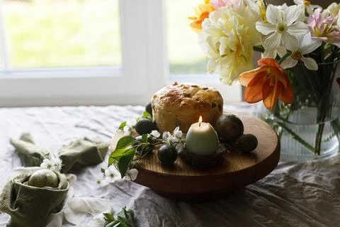 Happy Easter! Stylish eggs in bunny ears napkin on plate, easter cake on st.. Stockfoto's