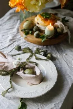 Happy Easter! Stylish eggs in bunny ears napkin on plate, easter cake on st.. 스톡 사진