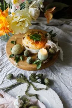 Happy Easter! Stylish eggs in bunny ears napkin on plate, easter cake on st.. Stockfoto's