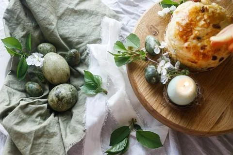 Happy Easter! Stylish eggs on napkin on plate, easter cake on stand, spring.. Stockfoto's