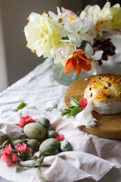 Happy Easter! Stylish eggs on napkin on plate, easter cake on wooden stand,.. 스톡 사진
