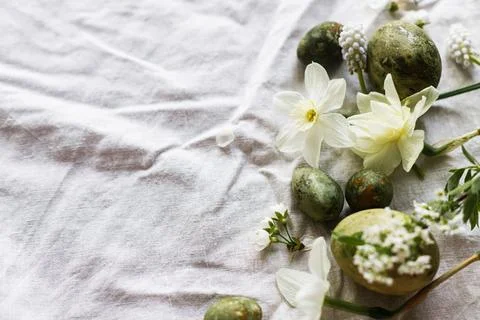 Happy Easter! Stylish natural dyed eggs and spring flowers on linen backgro.. 库存照片
