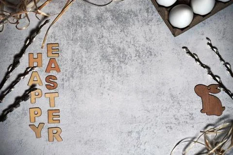 Happy easter text title with thread, bunny and twigs or pussy branches will.. Foto stock