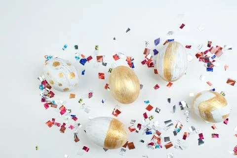 Happy Easter. Top view nest with Painted eggs on white table. Copy space fo.. Foto stock