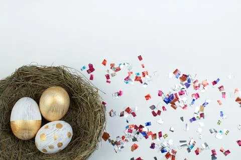 Happy Easter. Top view nest with Painted eggs on white table. Copy space fo.. Foto stock