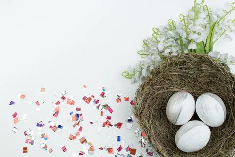 Happy Easter. Top view nest with Painted eggs on white table. Copy space fo.. Foto stock