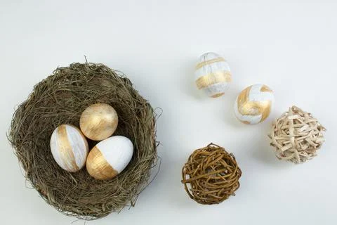 Happy Easter. Top view nest with Painted eggs on white table. Copy space fo.. Foto stock