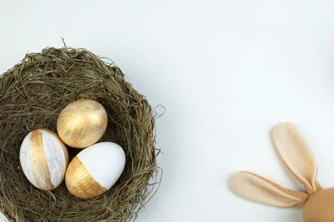 Happy Easter. Top view nest with Painted eggs on white table. Copy space fo.. Foto stock
