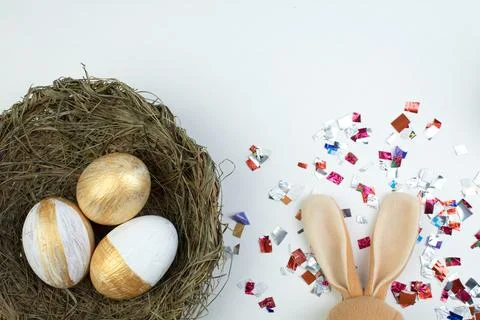 Happy Easter. Top view nest with Painted eggs on white table. Copy space fo.. Foto stock