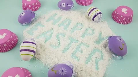 Happy Easter is written on a light blue background. according to Pantone, cup Foto stock