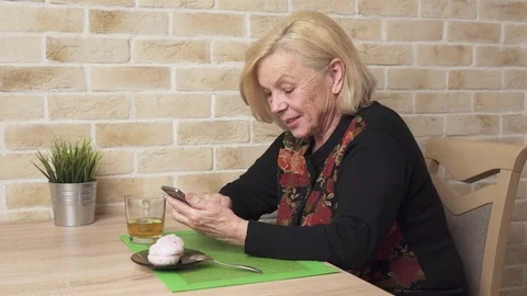 Happy elderly woman using a smart phone Video stock 84655178