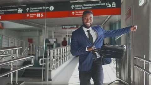 Happy entrepreneur having fun while walking at airport terminal to board flight Vidéo 121678557