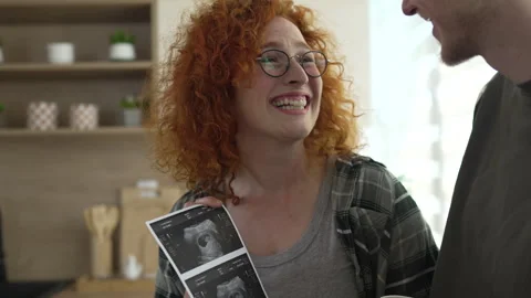Happy expecting couple looking at ultrasound scan Vídeo Stock 333262053