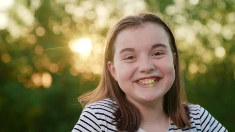 Happy expression child face in summer park. Portrait little girl laughing Vidéo 334631734