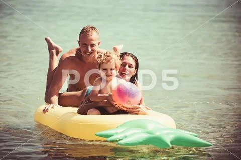 Happy family couple on Caribbean sea. happy family on summer vacation. Stock-Fotos