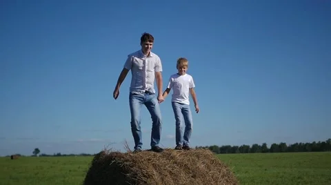 Happy family having fun on haystack Vidéo 66196213