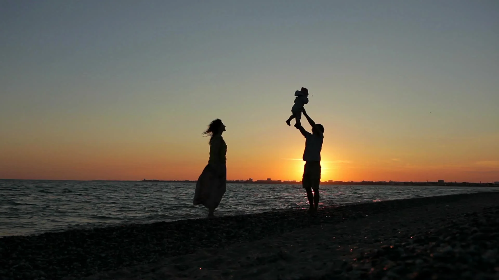 Мама с ребенком на берегу скачать