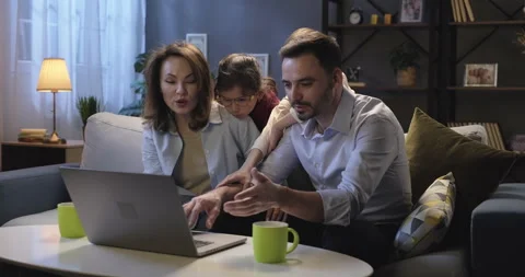 Happy family using laptop computer browsing through websites, planning vacation Vidéo 264799982