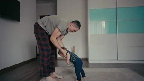 Happy father playing with son on the floor at home. Vídeos de archivo 165307190