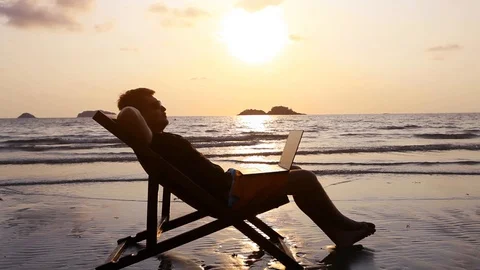 Happy freelancer with computer working on beach, freelance concept, dream job Video stock 108106920