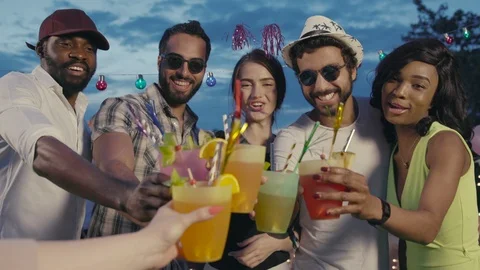 Happy Friends Smiling and Looking at the Camera. People Enjoy their Leisure Vídeo Stock 91694341