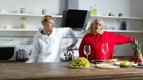 Happy funny cuople kitchen dancing Vídeo Stock 117851976