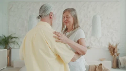 Happy funny elderly old couple dancing in the living room. A lovely husband Vídeos de archivo 224535047