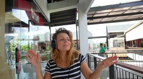 Happy Girl Dancing while Listening Music with Headphones Outdoors. Vídeos de archivo 43735852