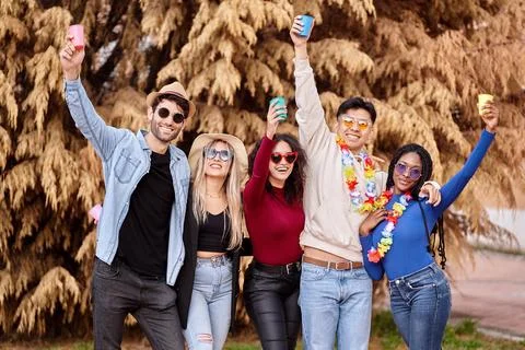 Happy group of multi-ethnic friends having fun while partying at an outdoor Foto stock