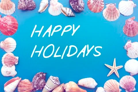 'Happy Holidays' on blue background with seashells Illustrazione stock