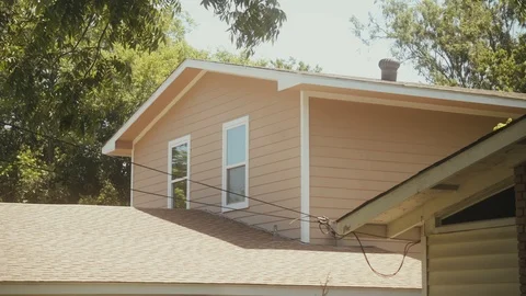 Happy house in suburban area. Quaint vintage house from 50s in texas Vídeo Stock 113598853