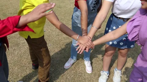 Happy indian children join hands together as unity and teamwork. Boy sand g.. Vidéo 329092000