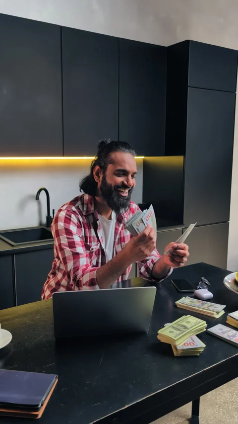 Happy Indian IT developer counting money, satisfied with startup income results 스톡 동영상 316838514