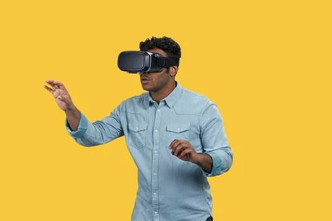 Happy indian man exploring virtual reality headset simulation. Foto stock